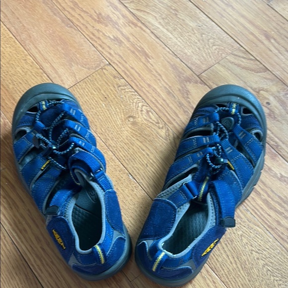 KEEN youth size 6 Outdoor Sandals grey waterproof washable durable like new - Picture 13 of 13